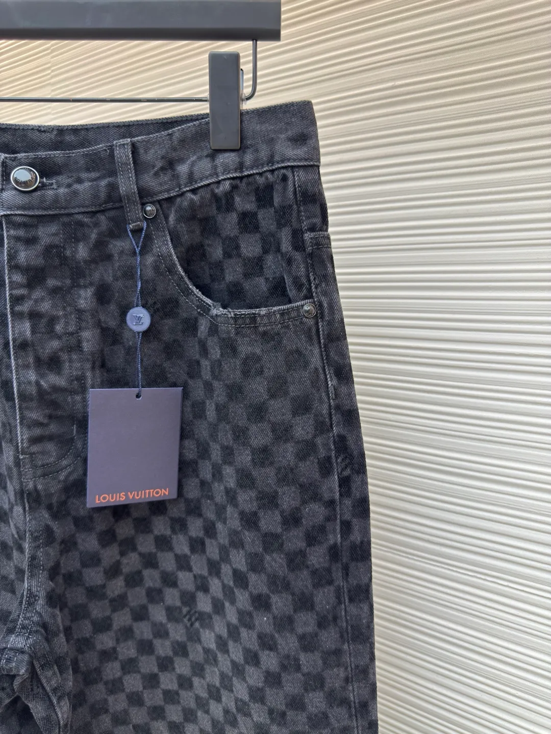 LOUIS VUITTON SS25 plaid gradient flocking jeans ●Authentic product: Purchased and developed at 17700 ●Item number: 1680023-B65 ●Fabric: twill cotton denim fabric ●Technology: Washing process ●Version: Fitted version ●Size: 30-32-34-36 ●Weight: about 930g ●Description: Made of 100% pure cotton washed vintage denim. The fabric has been specially treated to present a natural aged effect. The entire trousers are covered with Der check flocking patterns of different shades, subtly integrating the brand's iconic checkerboard elements into the design. The waistband is decorated with pearlescent buttons and metal rivets for decorative details, highlighting exquisite craftsmanship. The classic five-pocket tailoring design not only retains the practical function of traditional denim pants, but also gives it a modern and fashionable silhouette. The overall wiring is straight and delicate, the fabric is comfortable and soft, and the color is consistent without color difference. It can be matched with the same style to create a fashionable look and control various occasions. Customized accessories, complete with three standards, same style for men and women!